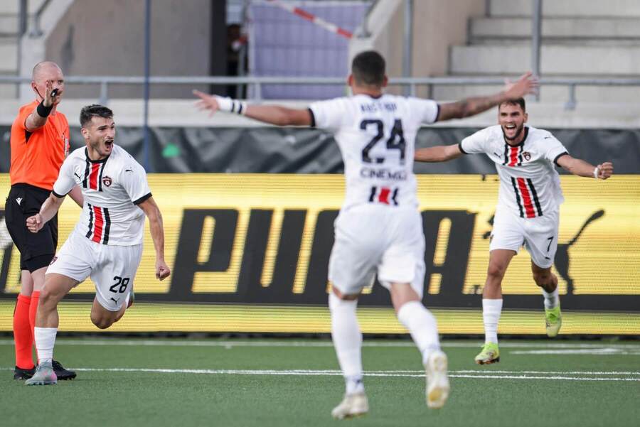 Hráči Trnavy oslavujú gól proti BK Häcken.