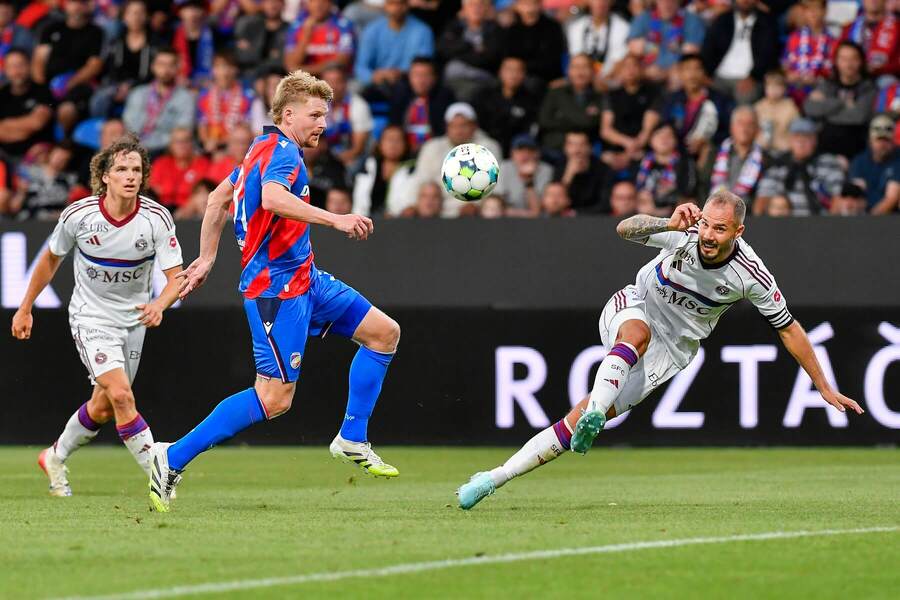 Pavel Šulc v zápase proti Servette Ženeva