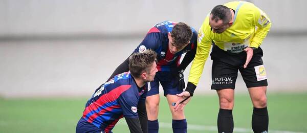 Zľava Denis Duga a Róbert Stareček (obaja FC ViOn Zlaté Moravce-Vráble) počas zápasovej debaty s rozhodcom