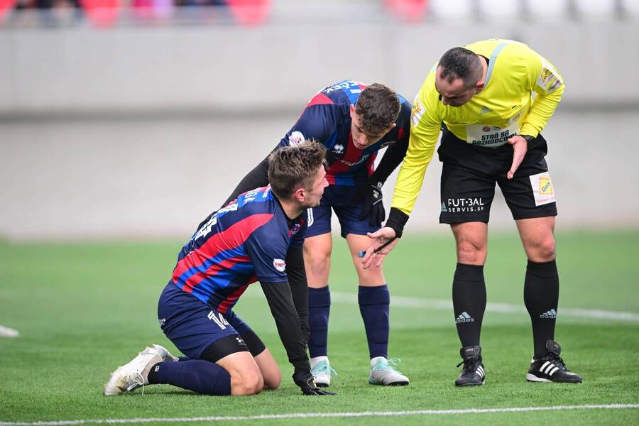 Zľava Denis Duga a Róbert Stareček (obaja FC ViOn Zlaté Moravce-Vráble) počas zápasovej debaty s rozhodcom