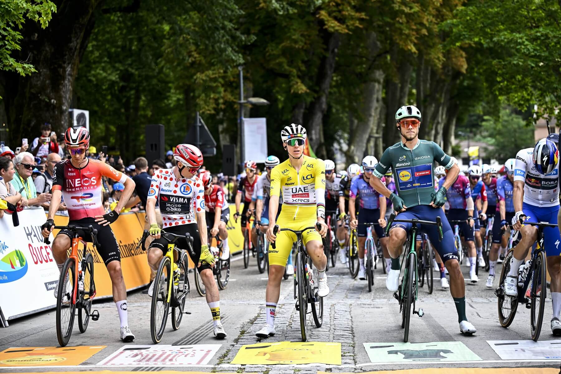 Z ľavej strany: Thymen Arensman, Jonas Vingegaard, Tadej Pogačar, Jonathan Milan, Florian Lipowitz