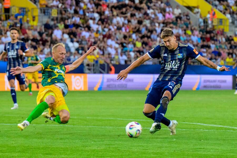 Ivan Sadovničij (Neman Grodno) v súboji s Karlom Miljanićom z Košíc.