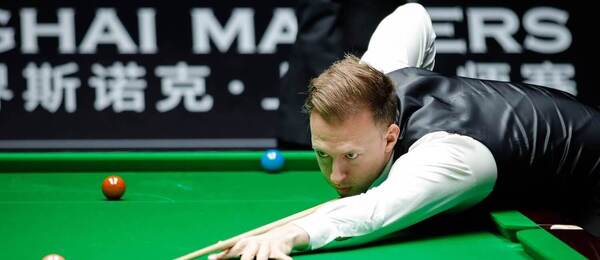 Judd Trump počas snookrového turnaja Shanghai Masters v roku 2024