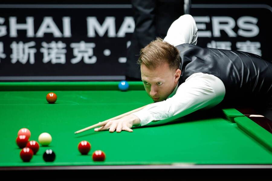 Judd Trump počas snookrového turnaja Shanghai Masters v roku 2024