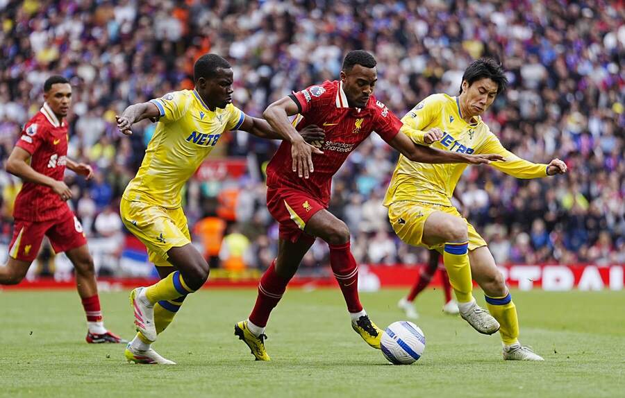 Ryan Gravenberch (Liverpool) sa snaží presadiť medzi hráčmi Crystal Palace