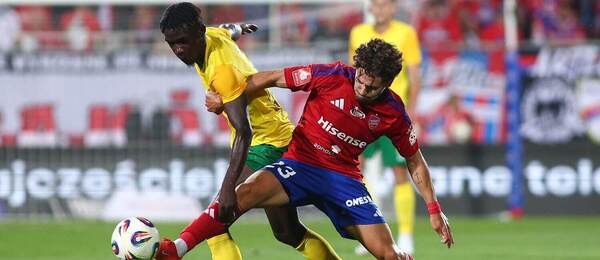 Zľava Xavier Adang (MŠK Žilina) a Karol Struski (Raków) v súboji o loptu počas prvého zápasu 2. predkola Konferenčnej ligy UEFA 2025/2026