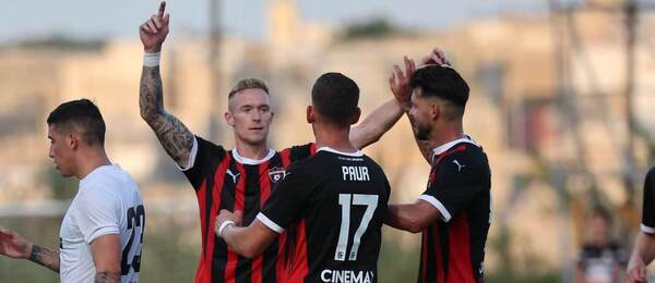 Kapitán FC Spartak Trnava Roman Procházka (vľavo) sa teší z gólu proti Hibernians FC.