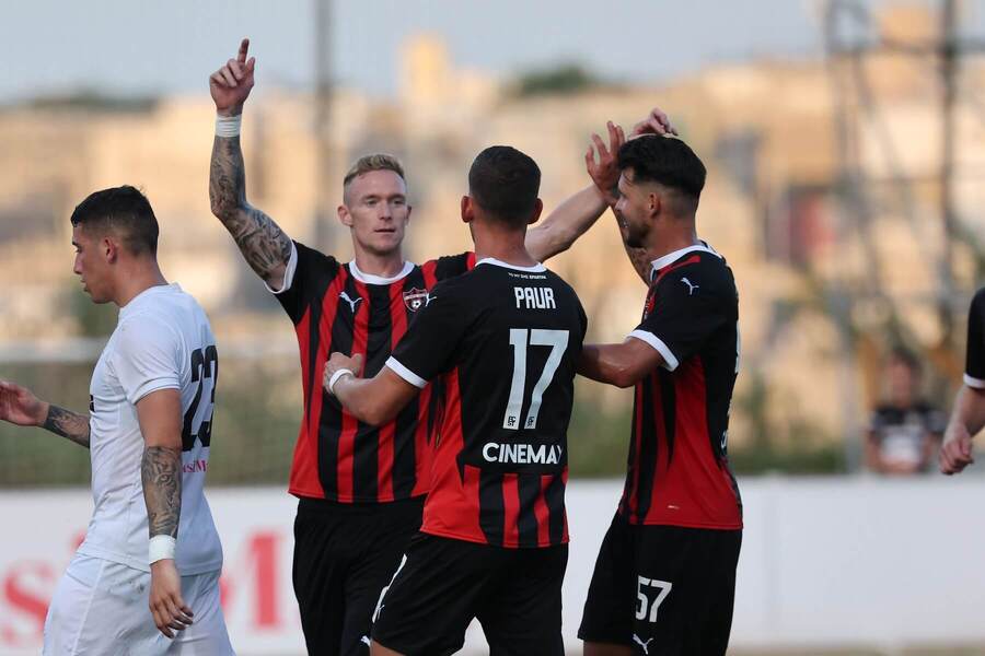 Kapitán FC Spartak Trnava Roman Procházka (vľavo) sa teší z gólu proti Hibernians FC.
