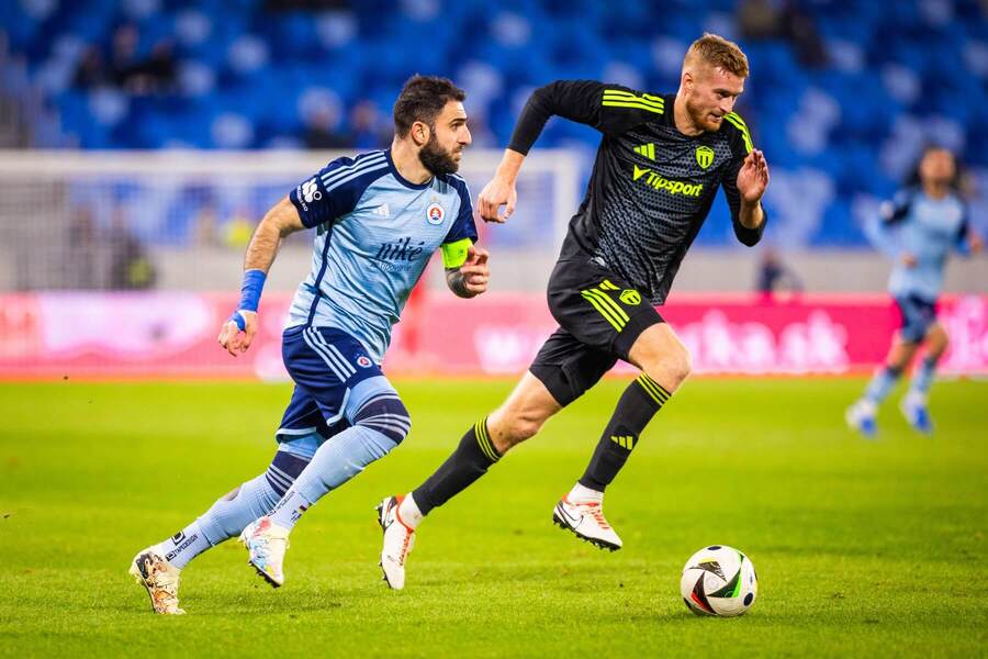 Tigran Barseghyan (Slovan) a Matej Hrádecký (Skalica)