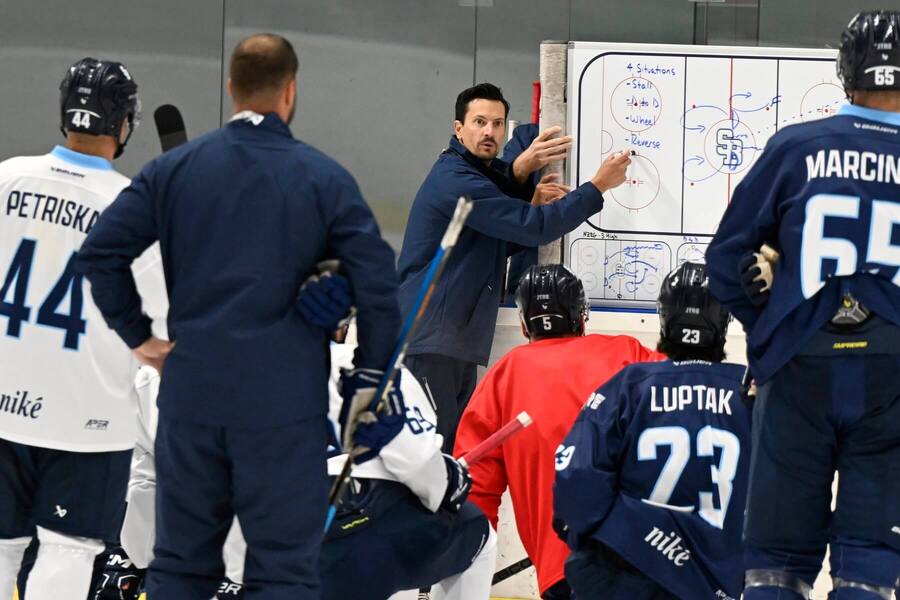 HC Slovan v príprave na ľade.