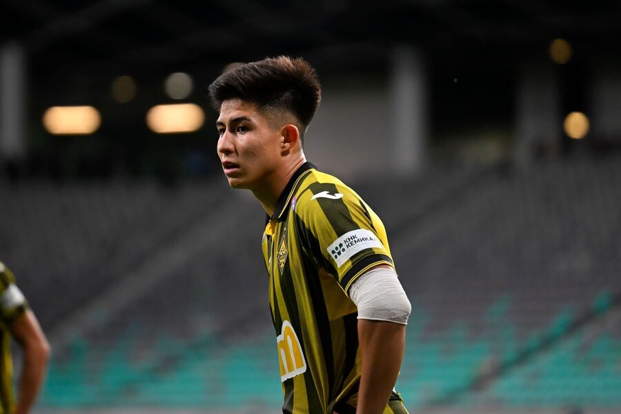 Hráč FK Kajrat Almaty a veľký talent futbalu Kazach Dastan Satpayev.