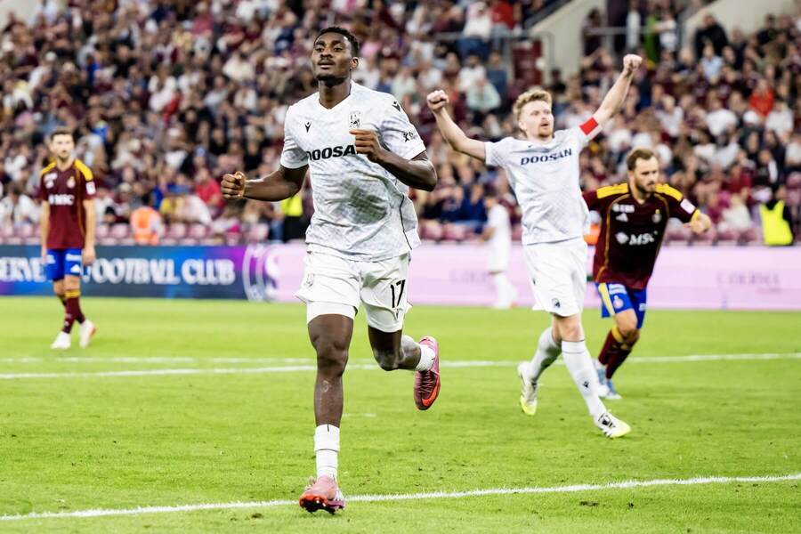 Rafiu Durosinmi oslavuje gól proti Servette v Lige majstrov