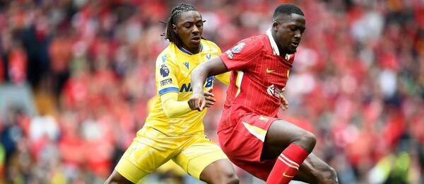 Ibrahima Konate (Liverpool, v červenom) vs. Eberechi Eze (Crystal Palace, v žltom)