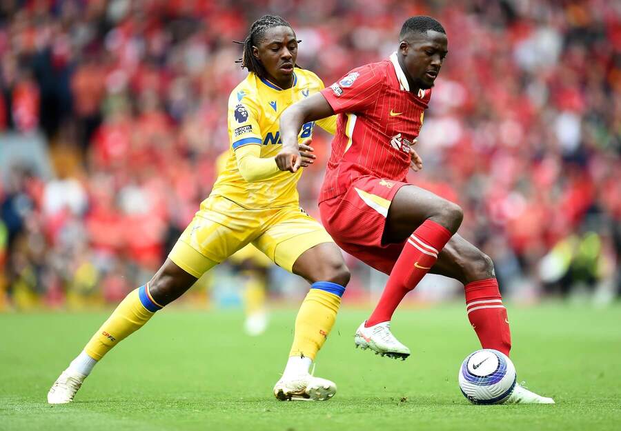 Ibrahima Konate (Liverpool, v červenom) vs. Eberechi Eze (Crystal Palace, v žltom)