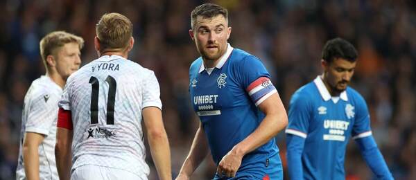 Kapitán Rangers John Souttar a Matej Vydra z FC Viktoria Plzeň počas prvého zápasu tretieho kvalifikačného kola Ligy majstrov