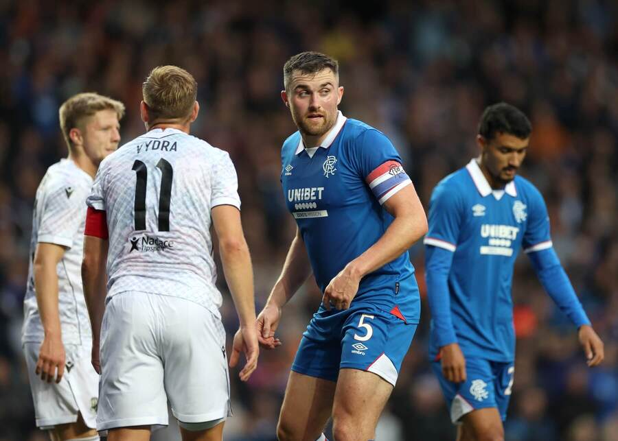 Kapitán Rangers John Souttar a Matej Vydra z FC Viktoria Plzeň počas prvého zápasu tretieho kvalifikačného kola Ligy majstrov