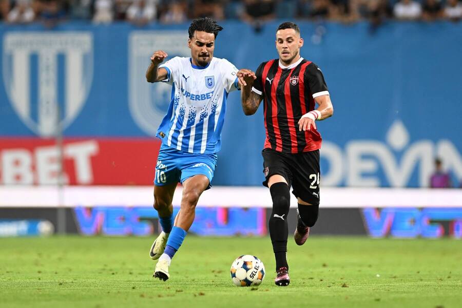 Kristián Koštrna (vpravo) v súboji o loptu.