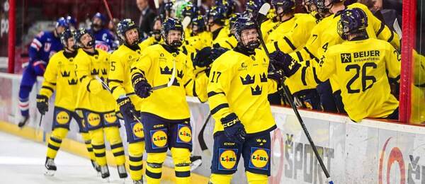 Elton Hermansson oslavuje gól so svojimi spoluhráčmi (Hlinka Gretzky Cup 2025)