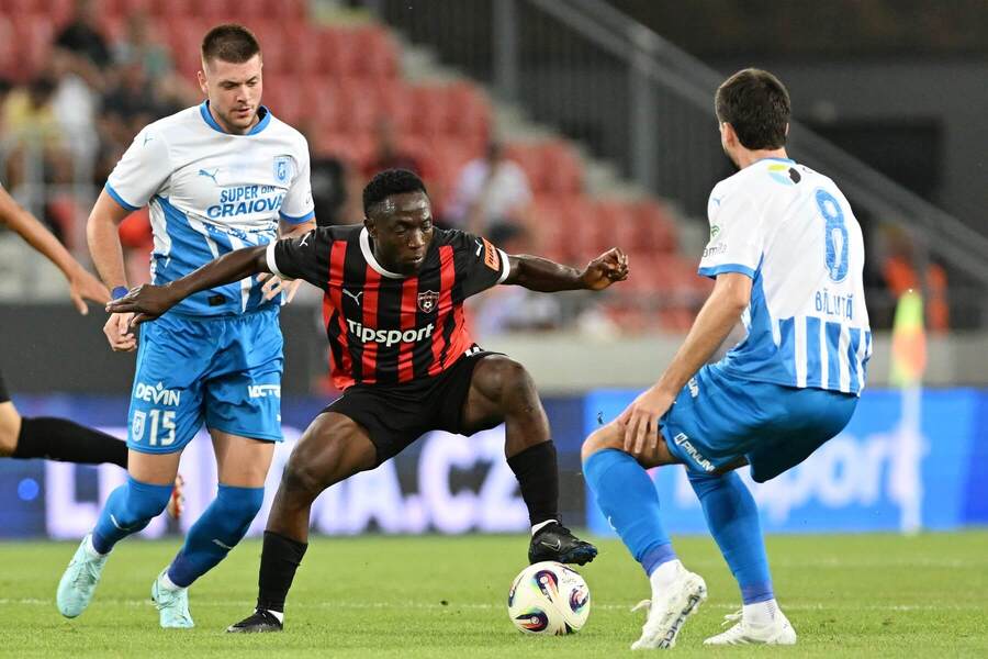 Philip Azango proti dvojici protihráčov.