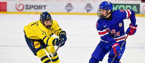 Jacka Hextalla atakuje Ludvig Andersson, zápas USA vs. Švédsko na Hlinka Gretzky Cupe 2025