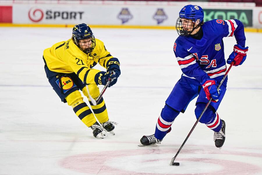 Jacka Hextalla atakuje Ludvig Andersson, zápas USA vs. Švédsko na Hlinka Gretzky Cupe 2025