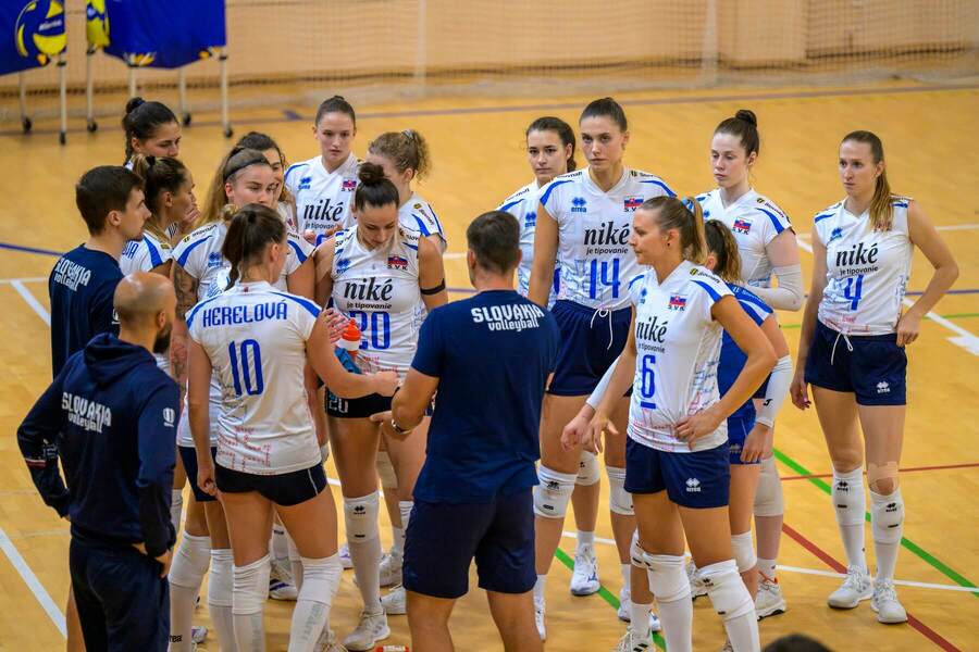 Ženský volejbalový tím Slovenska počas júlového prípravného zápasu proti Ukrajine