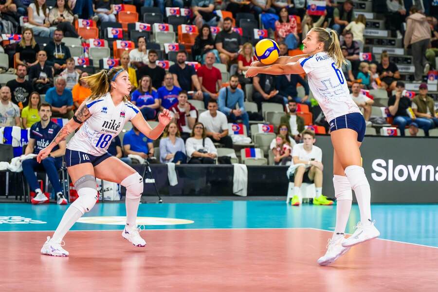 Z ľava Karin Sunderlíková a Karin Palgutová, reprezentantky Slovenska vo volejbale