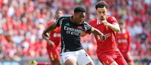 Curtis Jones (Liverpool, v červenom) a Myles Lewis-Skelly (Arsenal, v tmavom)