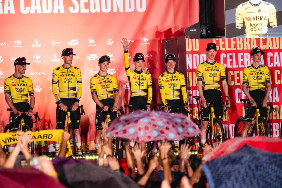Jonas Vingegaard a ďalší jazdci tímu Visma na prezentácii pretekov Vuelta 2025