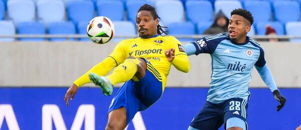 Kingsley Madu (Michalovce) a Cesar Blackman (Slovan).