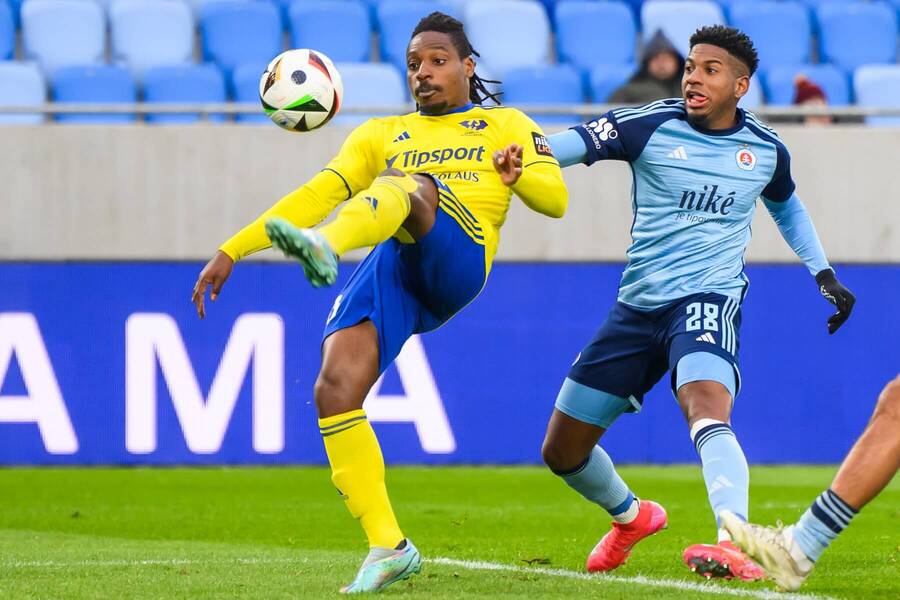 Kingsley Madu (Michalovce) a Cesar Blackman (Slovan).