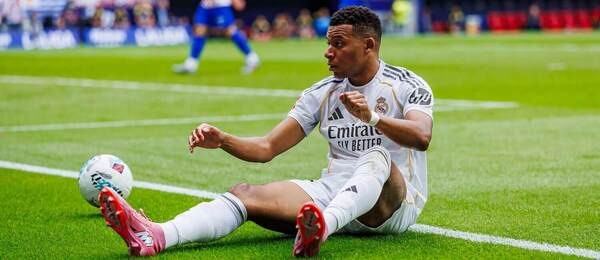 Kylian Mbappé v nefutbalovej pozícii na zemi