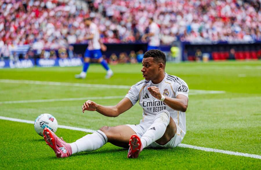 Kylian Mbappé v nefutbalovej pozícii na zemi