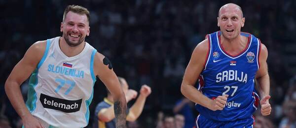 Luka Doncic (Slovinsko) a Dejan Davidovac (Srbsko)