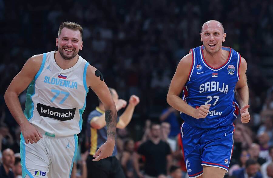 Luka Doncic (Slovinsko) a Dejan Davidovac (Srbsko)