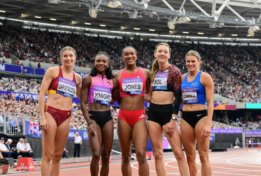 Emma Zapletalová (naľavo) a Daniela Ledecká (vpravo) pózujú so súperkami po pretekoch Diamantovej ligy 2025 v Londýne
