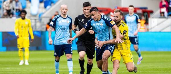 V súboji zľava David Strelec (ŠK Slovan Bratislava) a Matej Jakúbek (FC Košice).