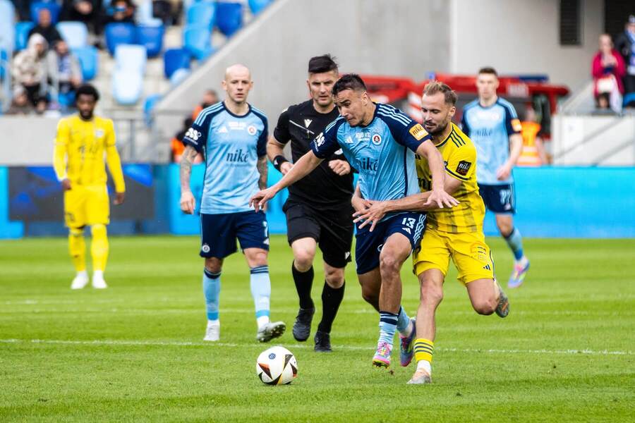 V súboji zľava David Strelec (ŠK Slovan Bratislava) a Matej Jakúbek (FC Košice).