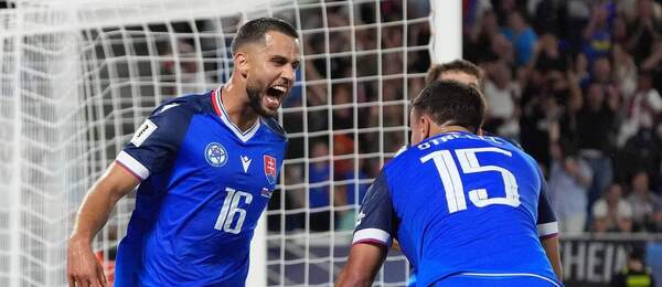 Oslava úvodného gólu Slovenska v podaní Dávida Hancka (vľavo) a Davida Strelca v domácom zápase s Nemeckom v kvalifikácii na MS vo futbale 2026