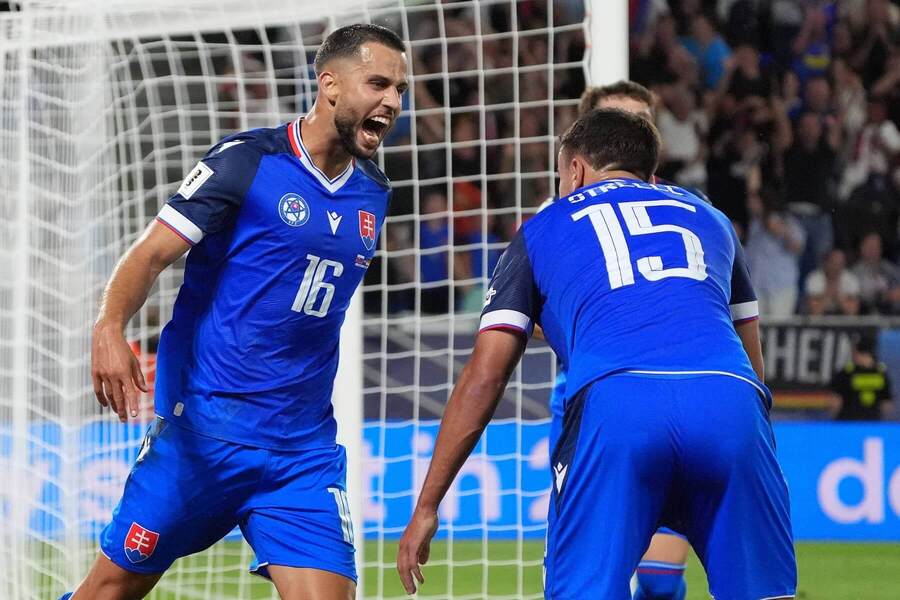 Oslava úvodného gólu Slovenska v podaní Dávida Hancka (vľavo) a Davida Strelca v domácom zápase s Nemeckom v kvalifikácii na MS vo futbale 2026
