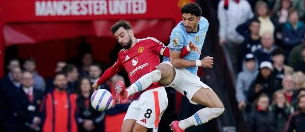 Zľava Bruno Fernandes (Manchester United) a Omar Marmoush (Manchester City).