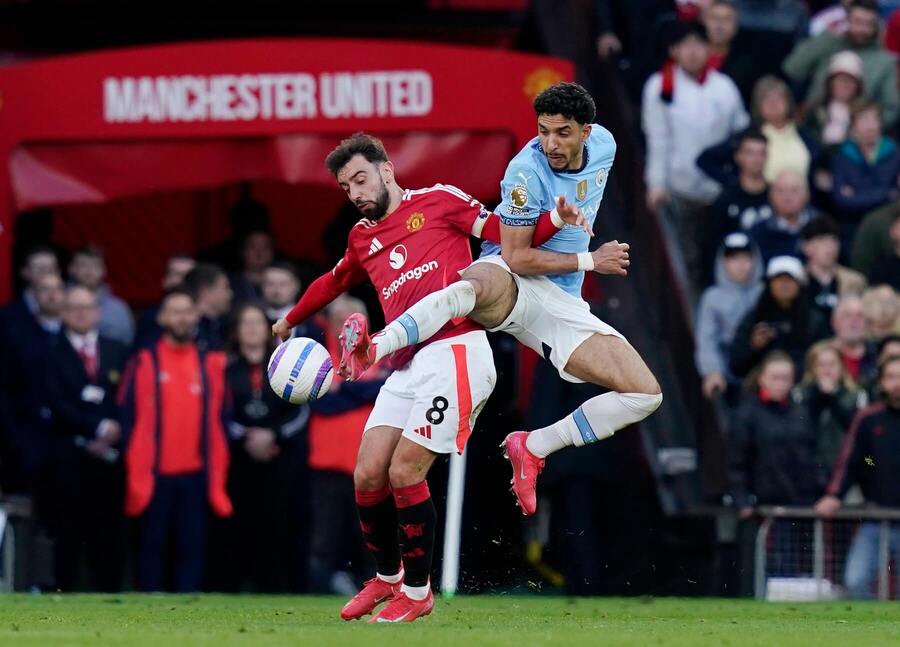 Zľava Bruno Fernandes (Manchester United) a Omar Marmoush (Manchester City). Zľava Bruno Fernandes (Manchester United) a Omar Marmoush (Manchester City).