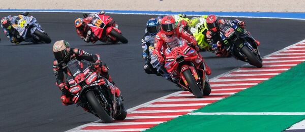 Pretekári MotoGP počas šprintu v San Marine.