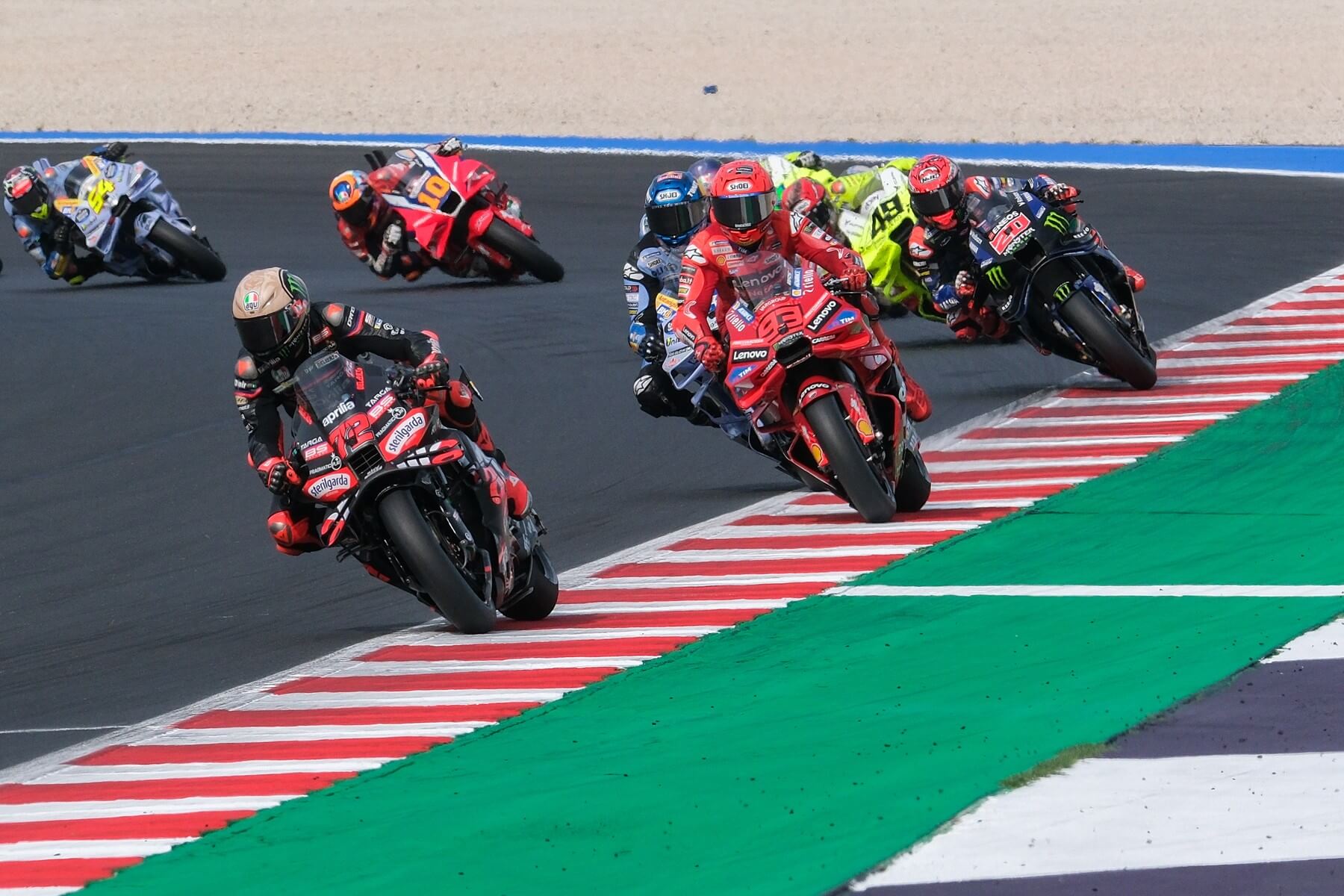 Pretekári MotoGP počas šprintu v San Marine.