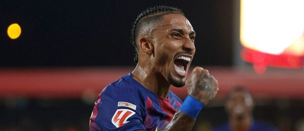 Raphinha (Barcelona) oslavuje gól proti Valencii v 4. kole La Ligy.