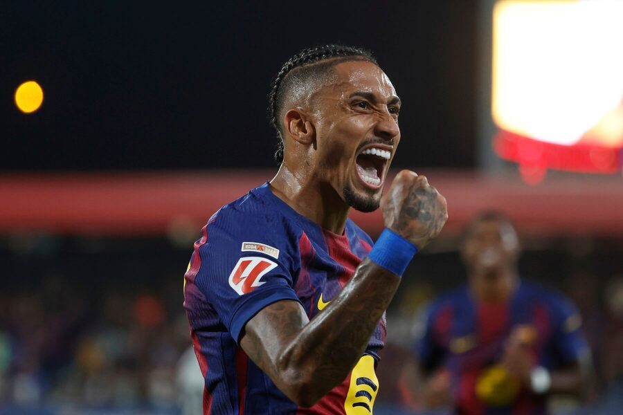 Raphinha (Barcelona) oslavuje gól proti Valencii v 4. kole La Ligy.