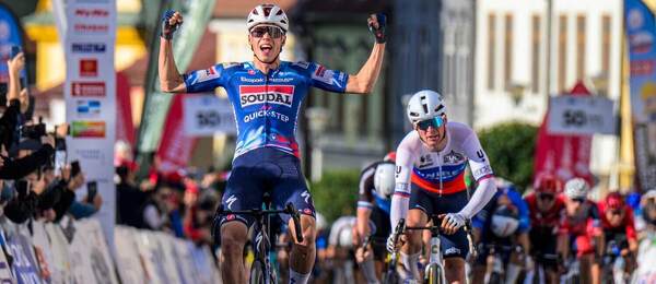 Paul Magnier sa teší z víťazstva v 1. etape Okolo Slovenska 2025, druhý skončil Lukáš Kubiš