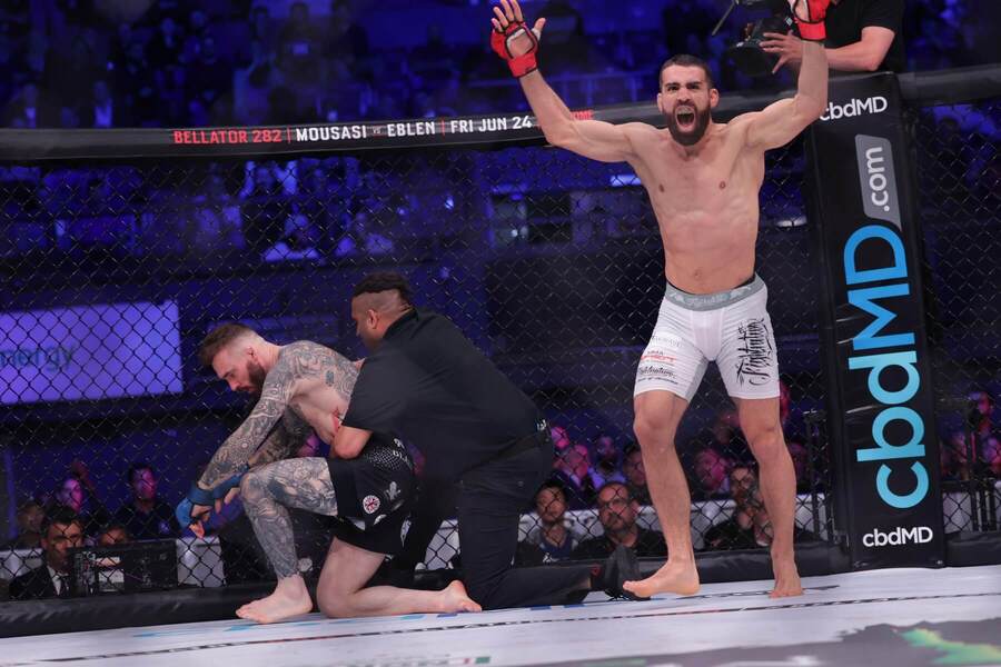 Daniel Weichel oslavuje víťazstvo v Bellatore.