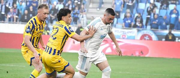 Róbert Mak (Slovan) v súboji s Tsotnem Kapanadzem a Matejom Trusom (DAC).