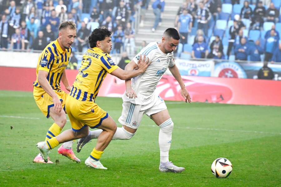 Róbert Mak (Slovan) v súboji s Tsotnem Kapanadzem a Matejom Trusom (DAC).